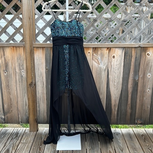 Hailey Logan for Adrianna Papell Sequined Mini With Cascading Overlay Size 3/4 - Picture 1 of 8